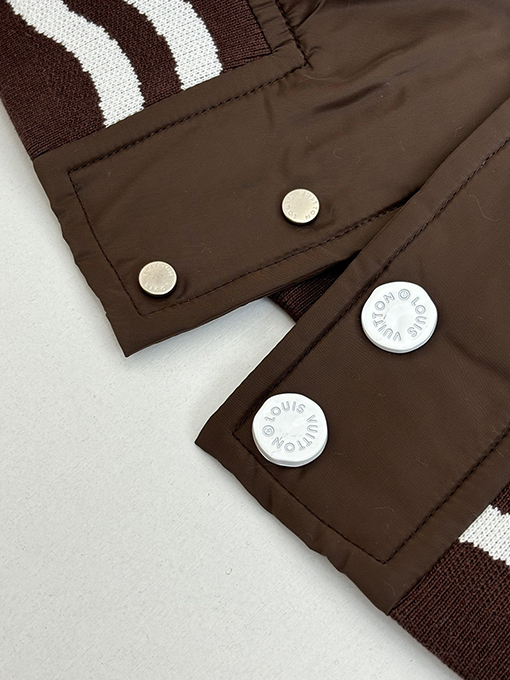 ルイヴィトン ブラウンのデイジー刺繍入りベースボールジャケット