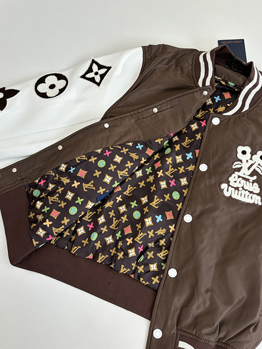 ルイヴィトン ブラウンのデイジー刺繍入りベースボールジャケット