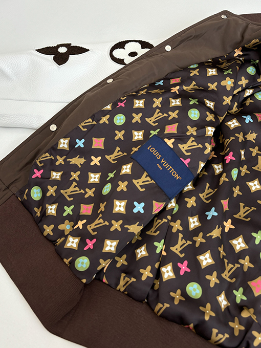 ルイヴィトン ブラウンのデイジー刺繍入りベースボールジャケット