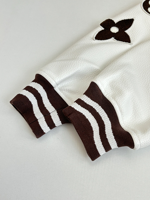 ルイヴィトン ブラウンのデイジー刺繍入りベースボールジャケット