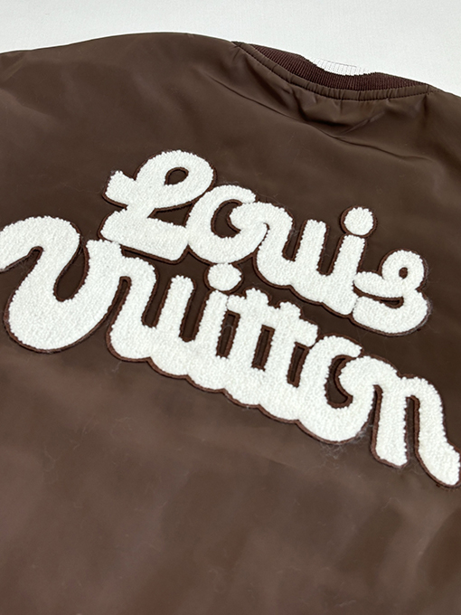 ルイヴィトン ブラウンのデイジー刺繍入りベースボールジャケット