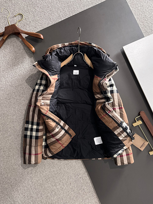 バーバリー チェック柄フード付きダウンジャケット