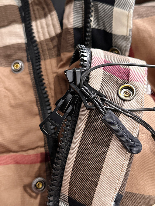 バーバリー チェック柄フード付きダウンジャケット