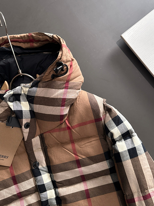 バーバリー チェック柄フード付きダウンジャケット