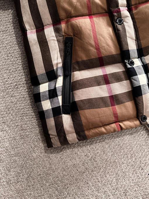 バーバリー チェック柄フード付きダウンジャケット