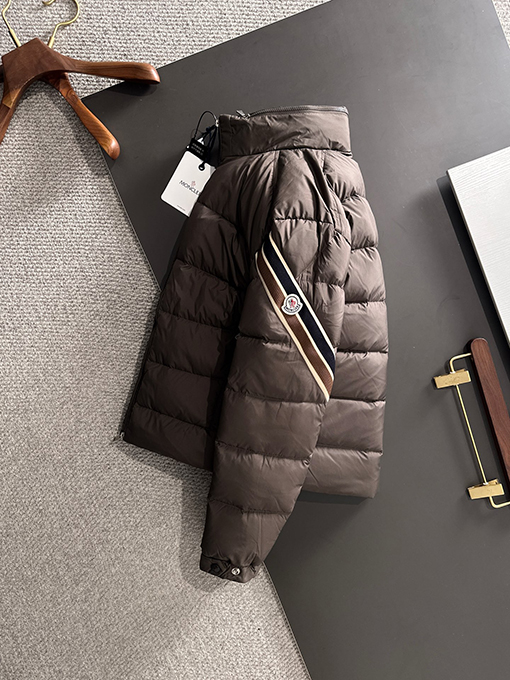 モンクレール スタンドカラートリコロールリボンショートダウンジャケット