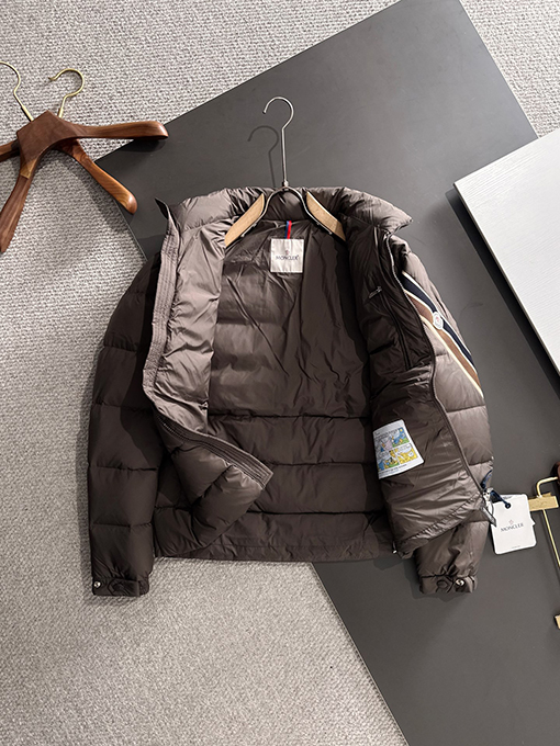 モンクレール スタンドカラートリコロールリボンショートダウンジャケット