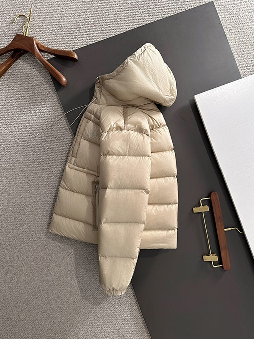 モンクレールコピー 人気スターがする同型モデルのダウンジャケット