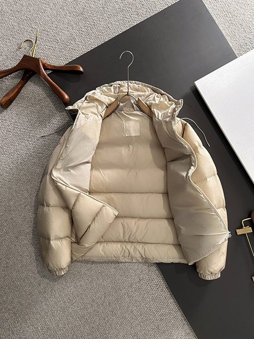 モンクレールコピー 人気スターがする同型モデルのダウンジャケット