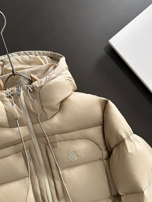 モンクレールコピー 人気スターがする同型モデルのダウンジャケット