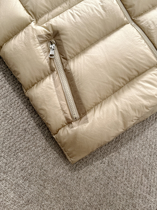 モンクレールコピー 人気スターがする同型モデルのダウンジャケット