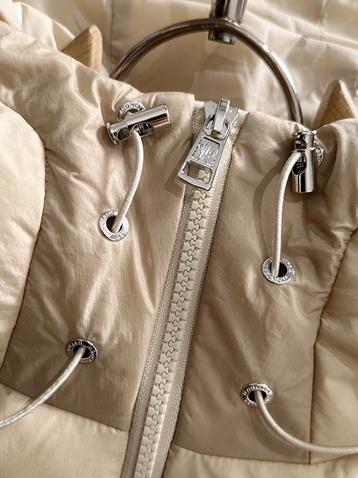 モンクレールコピー 人気スターがする同型モデルのダウンジャケット