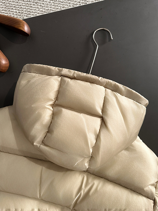 モンクレールコピー 人気スターがする同型モデルのダウンジャケット