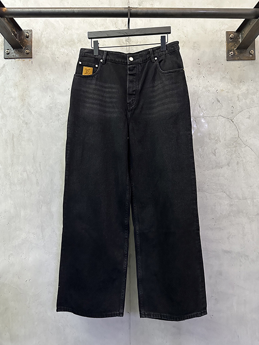 ルイヴィトンコピー 刺繍入りレザーラベルのワイドレッグジーンズ
