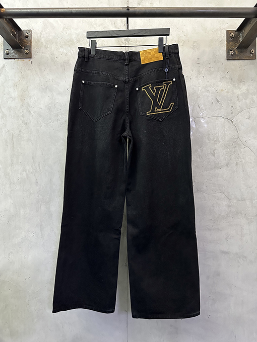 ルイヴィトンコピー 刺繍入りレザーラベルのワイドレッグジーンズ