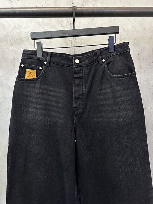 ルイヴィトンコピー 刺繍入りレザーラベルのワイドレッグジーンズ