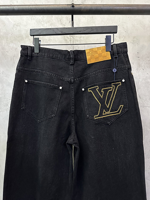 ルイヴィトンコピー 刺繍入りレザーラベルのワイドレッグジーンズ
