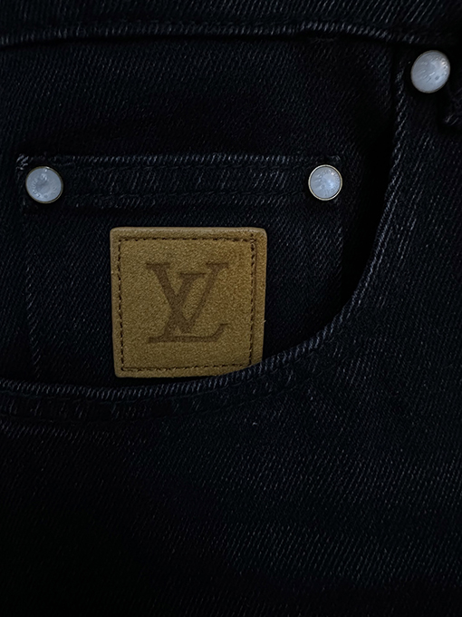 ルイヴィトンコピー 刺繍入りレザーラベルのワイドレッグジーンズ