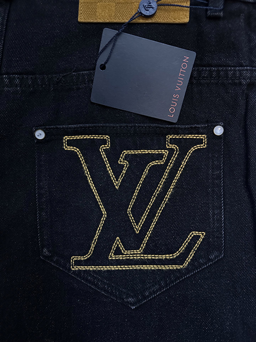 ルイヴィトンコピー 刺繍入りレザーラベルのワイドレッグジーンズ
