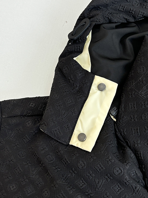 ルイヴィトン Monogram 早春コレクション モノグラムエンボスフード付きダウンジャケット