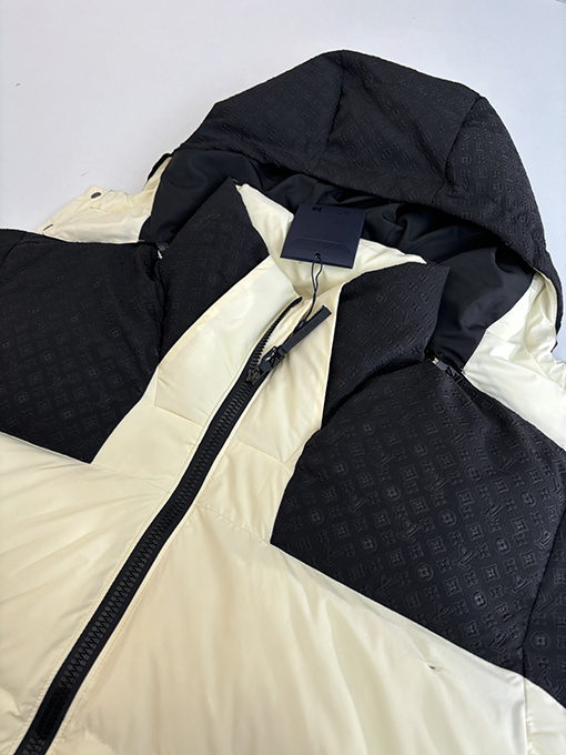 ルイヴィトン Monogram 早春コレクション モノグラムエンボスフード付きダウンジャケット