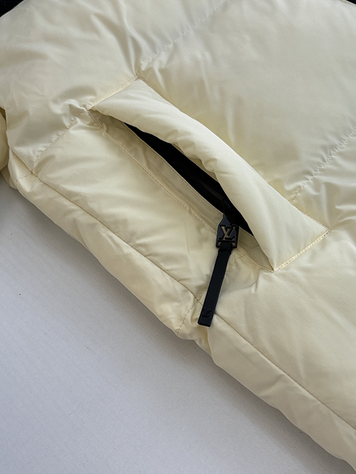 ルイヴィトン Monogram 早春コレクション モノグラムエンボスフード付きダウンジャケット