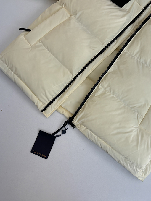 ルイヴィトン Monogram 早春コレクション モノグラムエンボスフード付きダウンジャケット