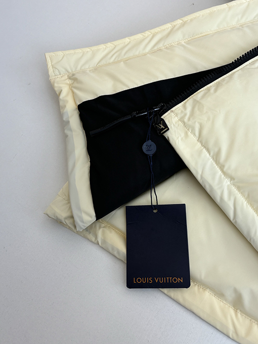 ルイヴィトン Monogram 早春コレクション モノグラムエンボスフード付きダウンジャケット