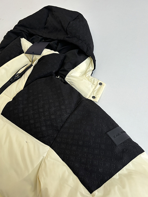 ルイヴィトン Monogram 早春コレクション モノグラムエンボスフード付きダウンジャケット