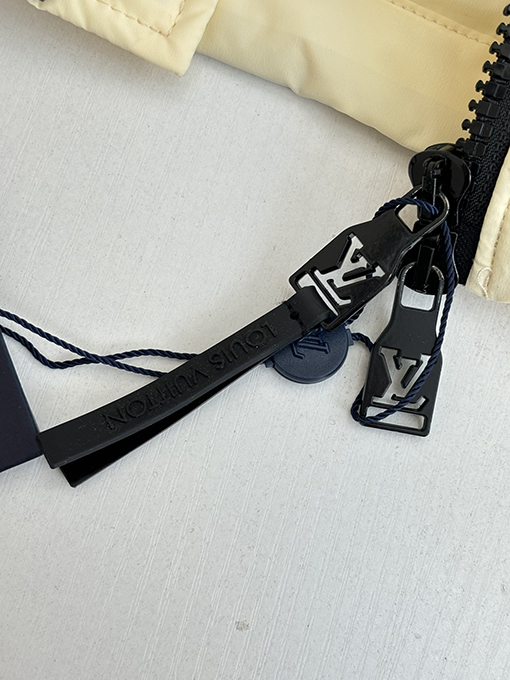 ルイヴィトン Monogram 早春コレクション モノグラムエンボスフード付きダウンジャケット