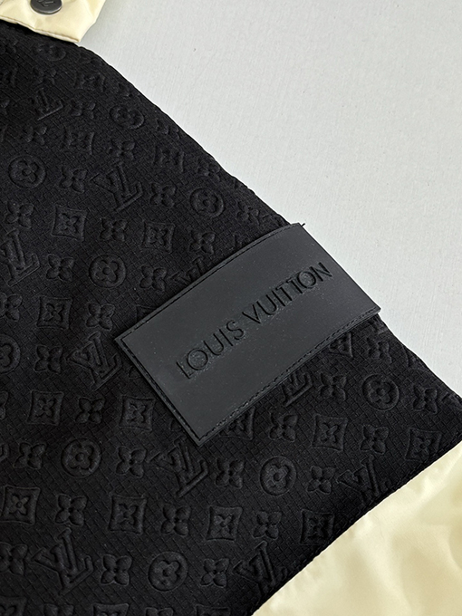 ルイヴィトン Monogram 早春コレクション モノグラムエンボスフード付きダウンジャケット