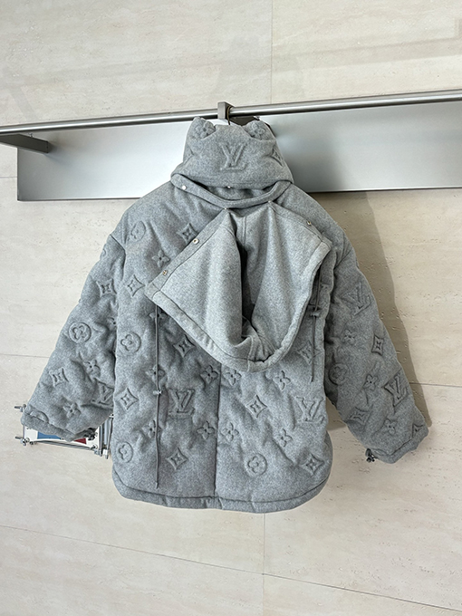 ルイヴィトン モノグラムエンボスのダウンジャケットコート