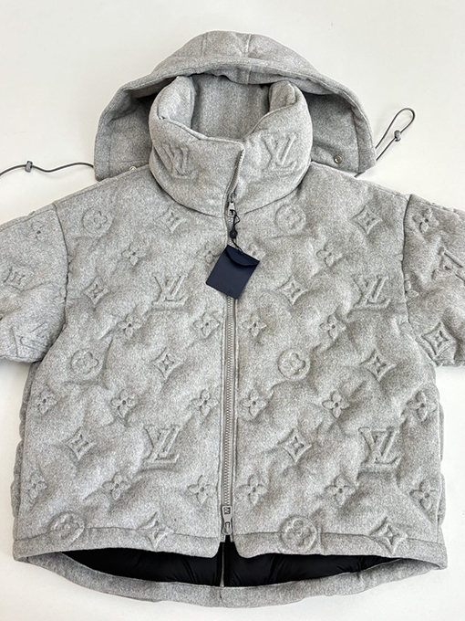 ルイヴィトン モノグラムエンボスのダウンジャケットコート