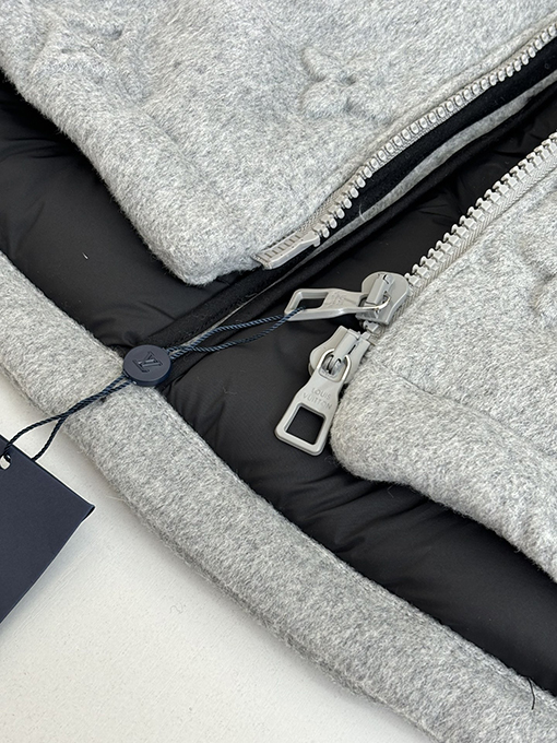 ルイヴィトン モノグラムエンボスのダウンジャケットコート