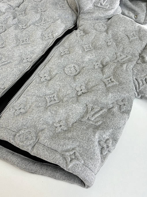 ルイヴィトン モノグラムエンボスのダウンジャケットコート