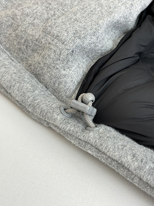 ルイヴィトン モノグラムエンボスのダウンジャケットコート