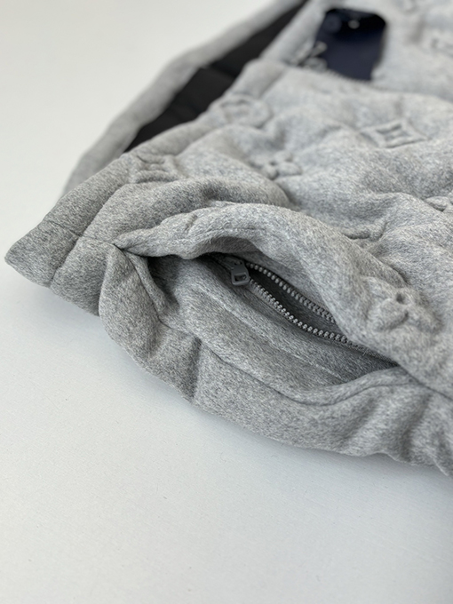 ルイヴィトン モノグラムエンボスのダウンジャケットコート