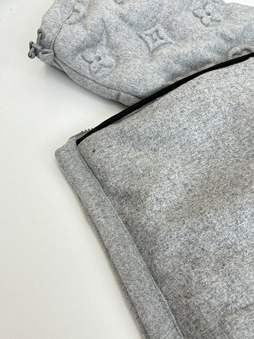 ルイヴィトン モノグラムエンボスのダウンジャケットコート