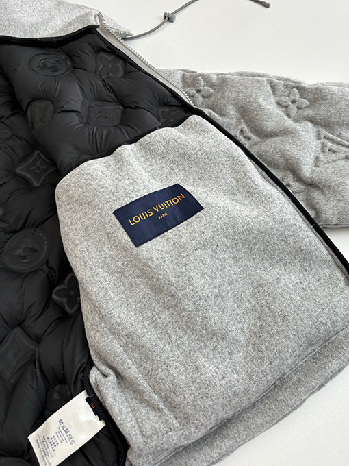 ルイヴィトン モノグラムエンボスのダウンジャケットコート