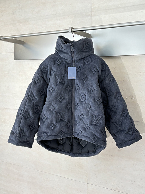 ルイヴィトン モノグラムエンボスのダウンジャケットコート