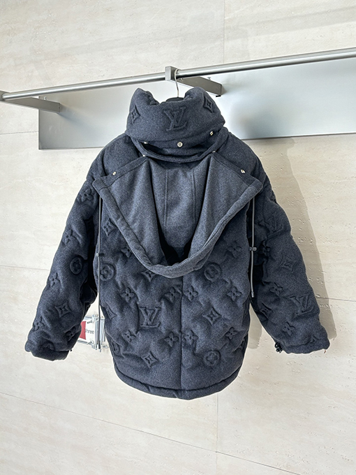 ルイヴィトン モノグラムエンボスのダウンジャケットコート