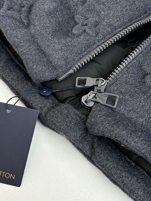 ルイヴィトン モノグラムエンボスのダウンジャケットコート