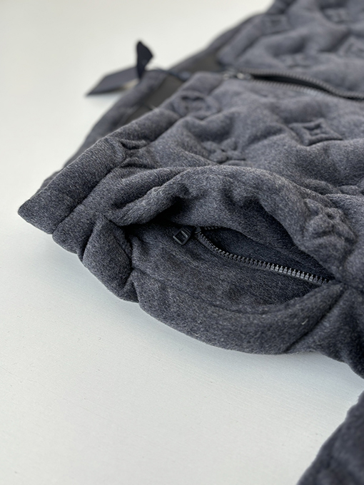 ルイヴィトン モノグラムエンボスのダウンジャケットコート