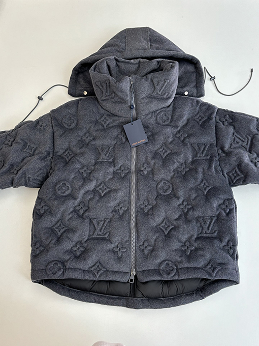 ルイヴィトン モノグラムエンボスのダウンジャケットコート