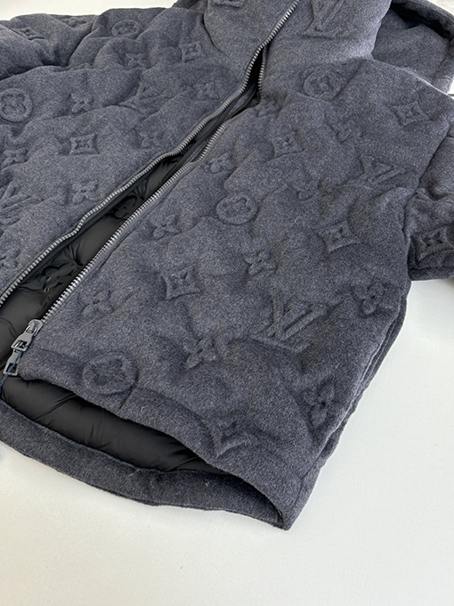ルイヴィトン モノグラムエンボスのダウンジャケットコート
