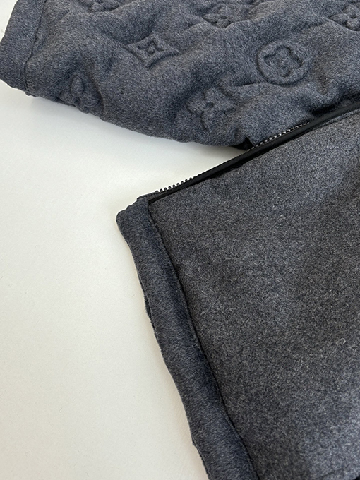 ルイヴィトン モノグラムエンボスのダウンジャケットコート