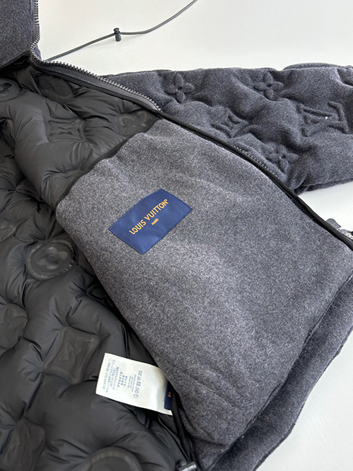 ルイヴィトン モノグラムエンボスのダウンジャケットコート