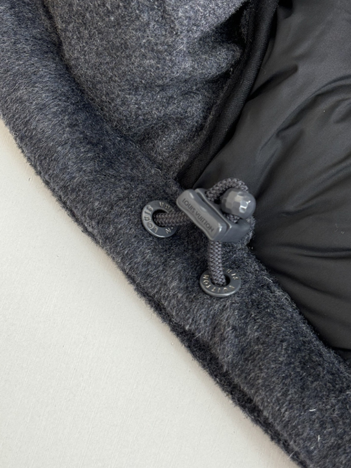 ルイヴィトン モノグラムエンボスのダウンジャケットコート