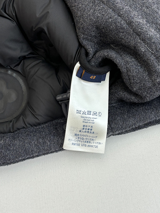 ルイヴィトン モノグラムエンボスのダウンジャケットコート