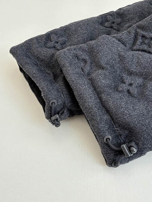 ルイヴィトン モノグラムエンボスのダウンジャケットコート